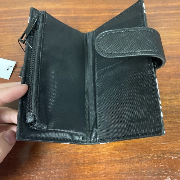 XOXO Lydia Bifold Small Wallet Black with White XOXO Logo - Picture 3 of 3